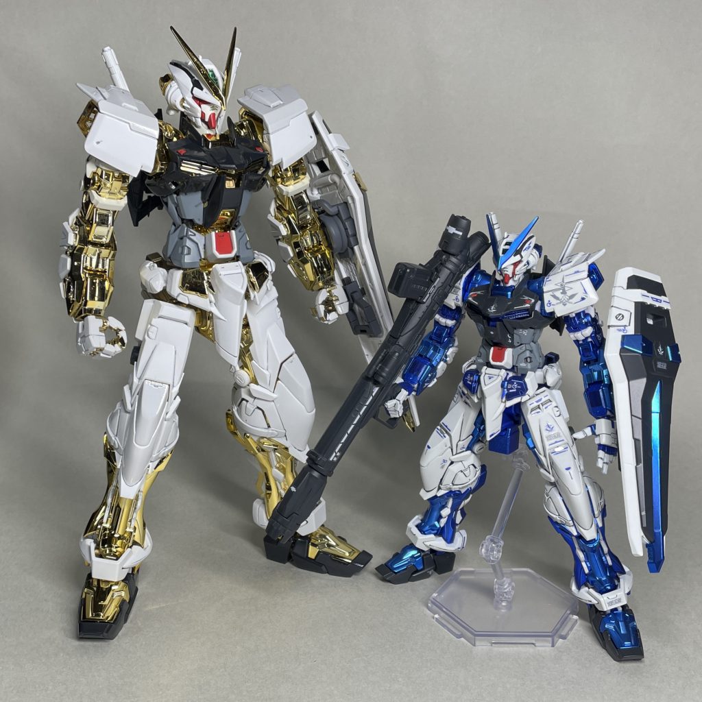 デカールを貼る前のものとRGを並べて まえ 完成後に並べて撮影しなかったので、途中のものと並べた画像です。