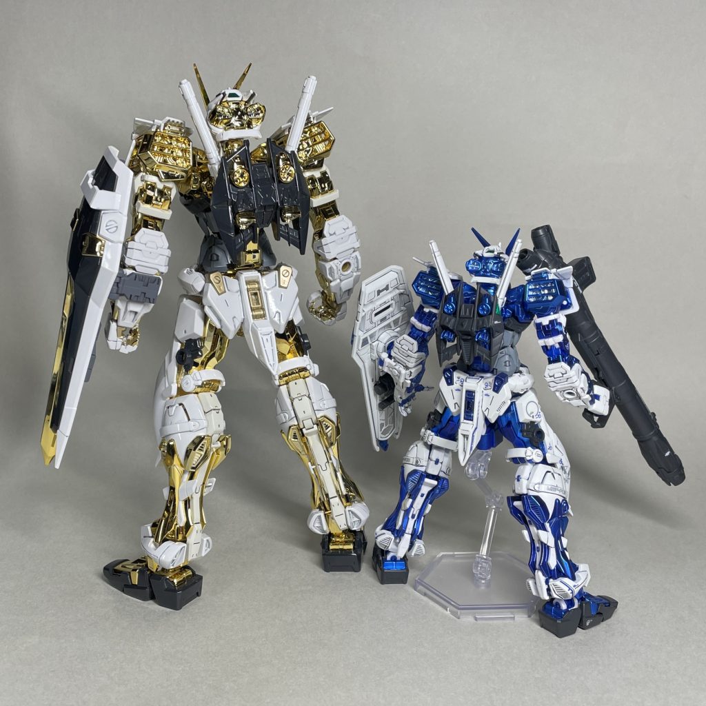 デカールを貼る前のものとRGを並べて うしろ MGとRGで、ちょっとだけデザインが違うところがあります。