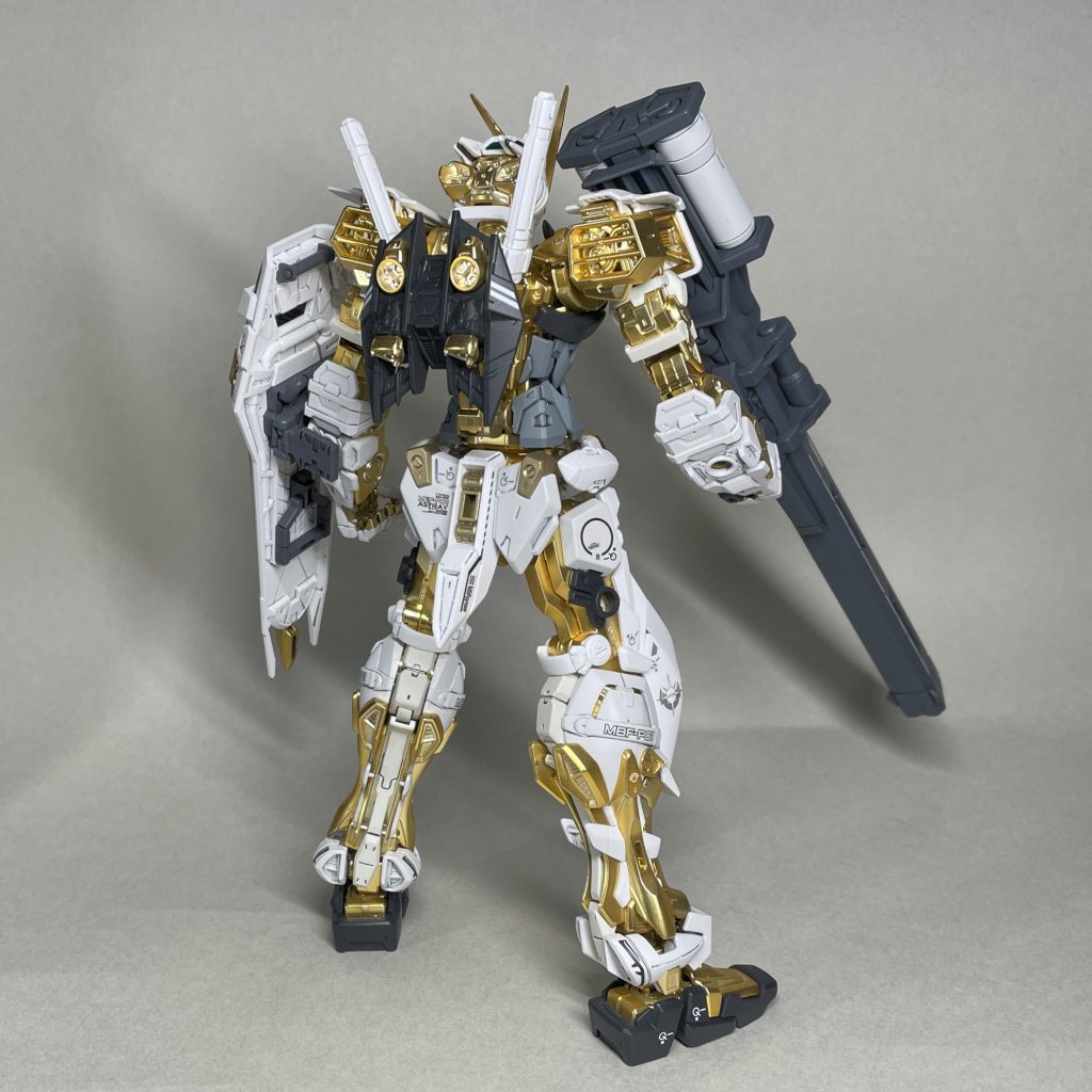 うしろ RGガンダムアストレイレッドフレームの成型色の色分けを参考に、白は3色で塗り分けました。  キット付属のデカールを使用し、指示された箇所に加え、RGのマーキングの指定なども参考にして残ったデカールの一部を貼りました。