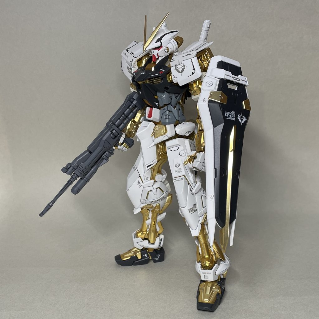 MGデュエルガンダム用ライフルを装備させた状態 説明書ではデュエルガンダム用ライフルへのデカール指示がないので、デカールを貼っていません。個人的には、このライフルを装備させた状態が好みです。