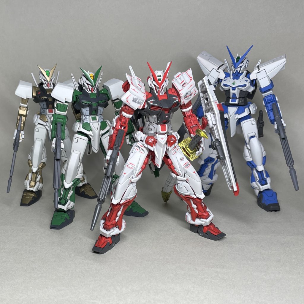 同スケール(1/144)のアストレイと並べて まえレッドフレーム RGブルーフレーム2ndG 後期HGグリーンフレーム 初期HGゴールドフレーム 無印1/144RGレッドフレームのみ最低限の部分塗装、それ以外は全塗装しました。