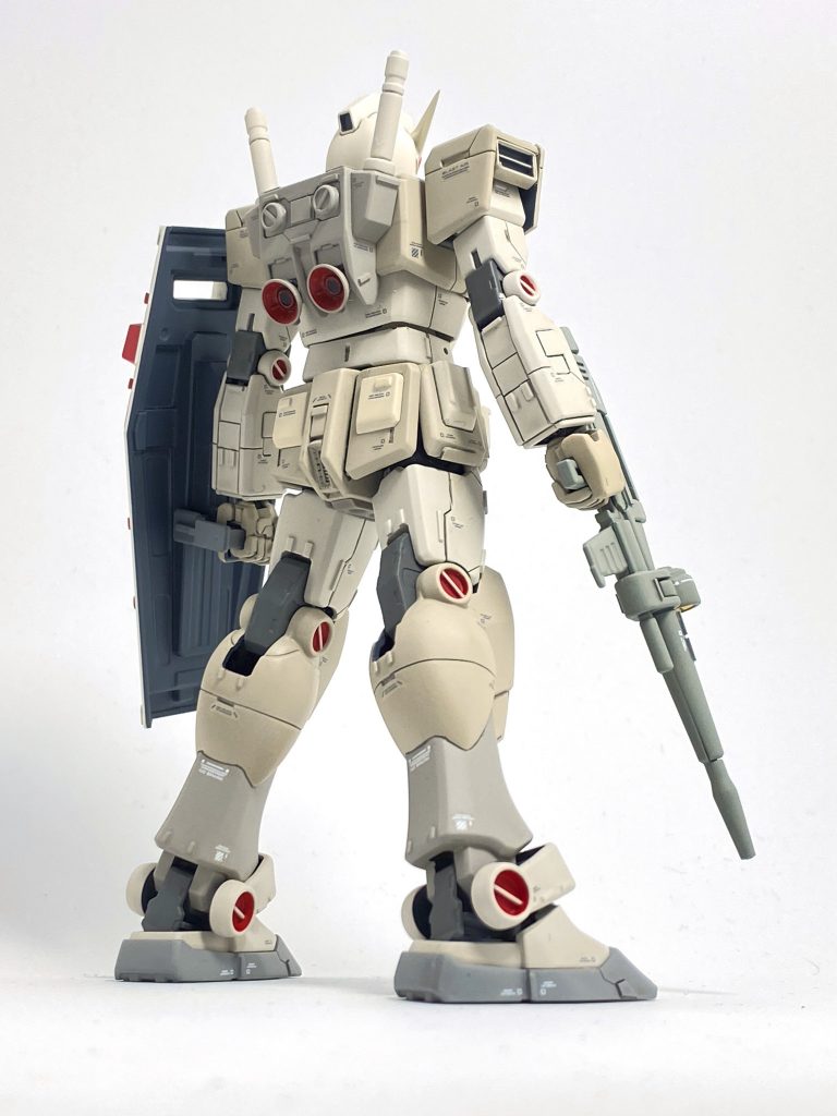 バックパックと一体化しているバーニアは切り取って、ウェーブのバーニアパーツに差し替えました。バックパックは他にマルイチもウェーブのディテールパーツを重ねて立体感を出したり、中心部にある接続穴をプラ板で塞いだりしてます。腰の裏側の肉抜き穴を塞いでるのもディテールパーツ。今回たいへんお世話になりました。足首ガードなどパーツの裏側がフラットなので、全体に裏打ちを黒く塗っています。エナメルで塗ってからうすめ液ではみ出しをふき取るだけ。