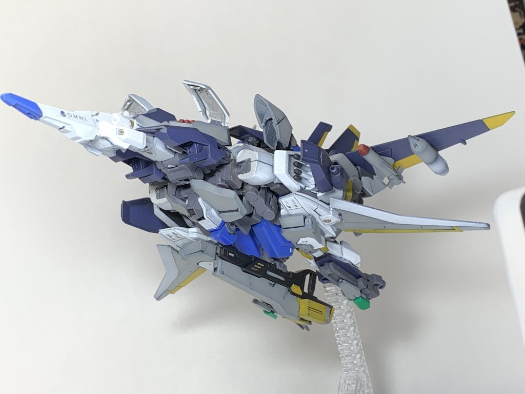 空戦時の主兵装として、機体下部に格納された「インパクト・ライフル」を展開する他、機体前部や脚部に内蔵された各種ミサイルで敵機を撃墜します。機体各部から展開するミサイルは航空機系可変機としてどうしてもやりたかったのです。