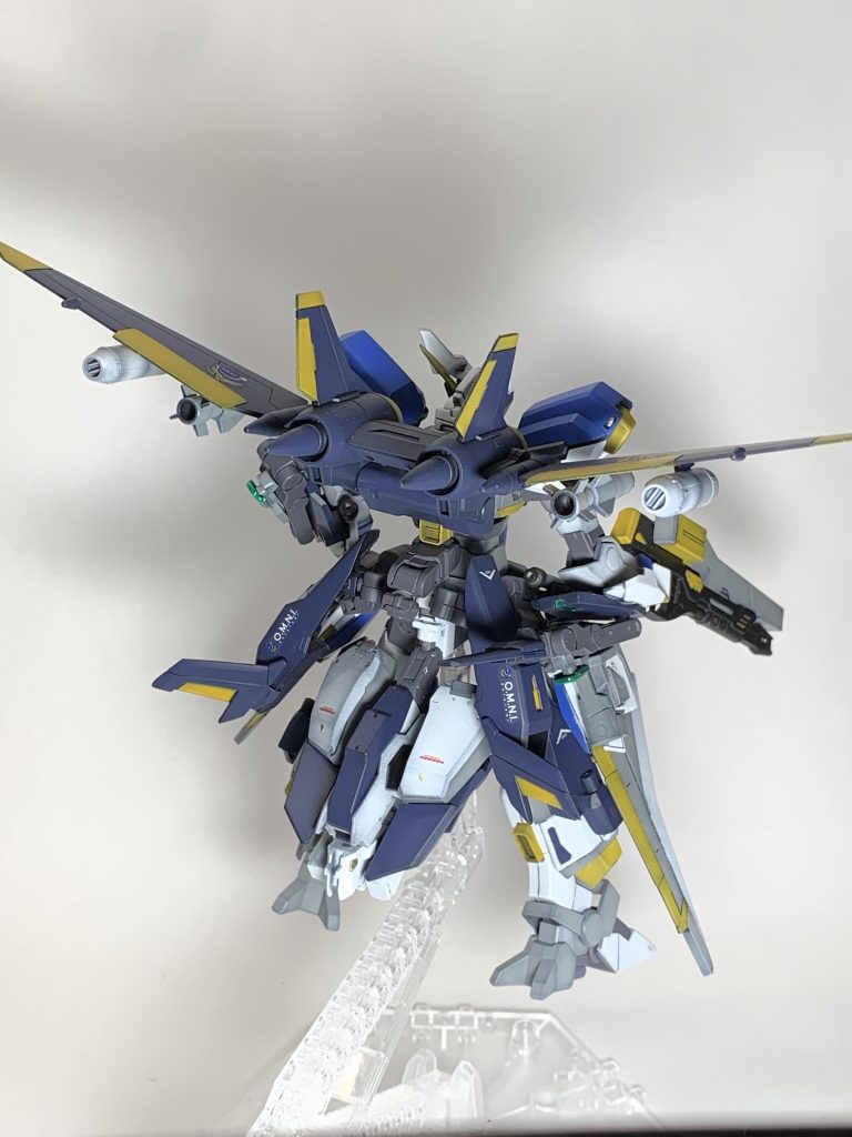 本機は連合内にて、ザフトサードステージ機を仮想敵とした次世代機開発計画の一環で設計された機体となり、仮想敵に匹敵する機動性と防御性能、さらにはVPS装甲+モノフェーズ光波シールドの守りを突破するための兵装を運用できることに念頭を置かれて作成されたという設定になります。