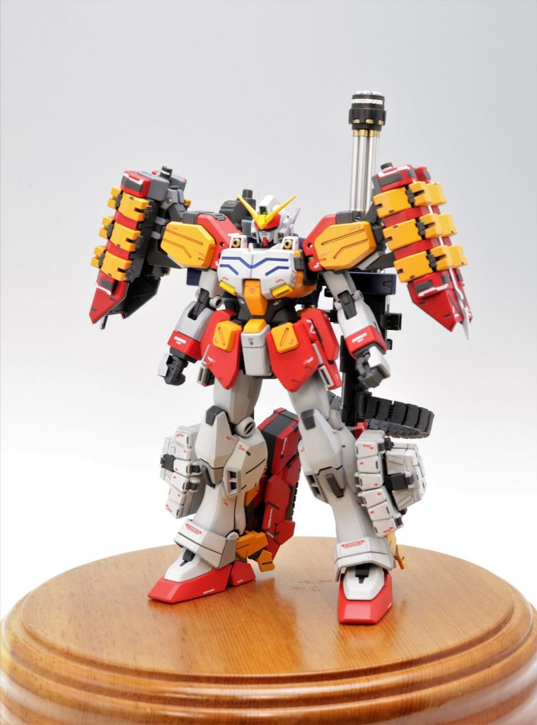 追加兵装のミサイルポッドと脚部の無限軌道を装着している完全武装状態です。当初、赤すぎるかな？と思っていて赤と黄色のバランスを取るのが難しかったのですが、差し色の白やフレームカラーの塗り分けで何とかバランスよくなりました。