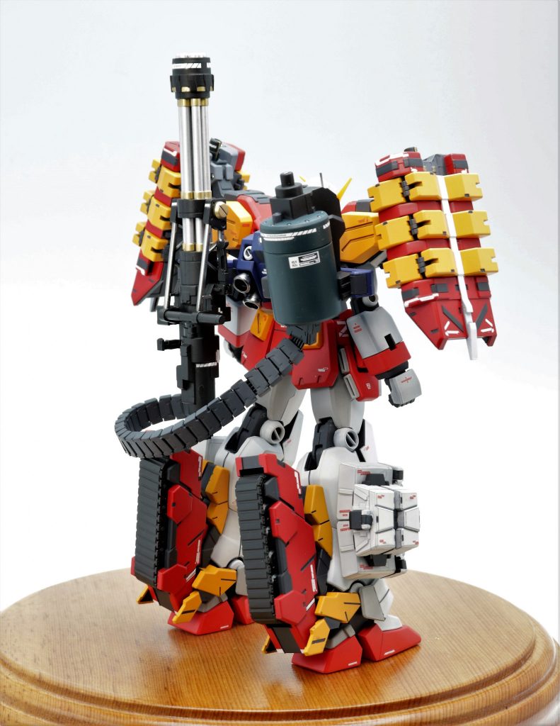 バックショットです。バックパックは指定色の配色とは違い、ユニコーンガンダムのような配色にしました。