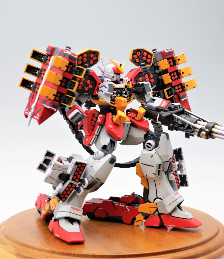 フルオープン状態です。無限軌道は脚部から離れ、全ハッチが全開になり無数のマイクロミサイルを発射します。ミサイルはグレーの指定でしたがなんとなく、マイクロミサイルは赤というイメージがあるので、機体色と少しちがう、朱色の弾頭にしました。脚部のミサイルは別パーツなのですが、肩は一体成型なのでフレームとの塗分けがひつようです。