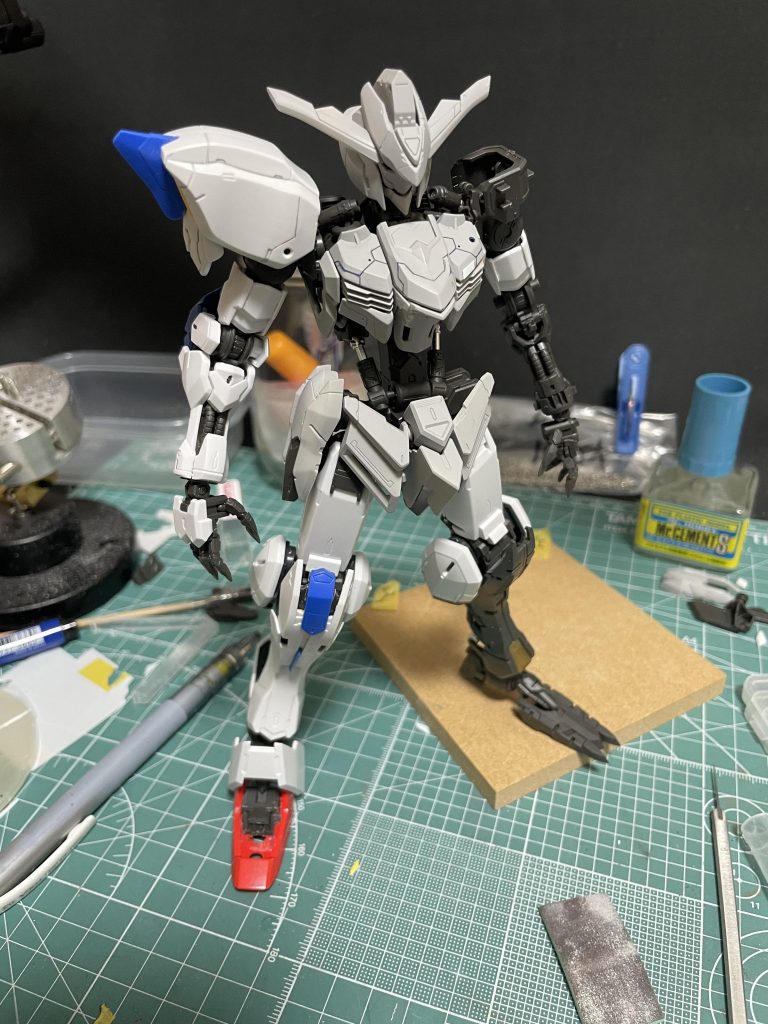 基本的にバルバトスのフレームにバエルのパーツを切って貼ってしていきました。