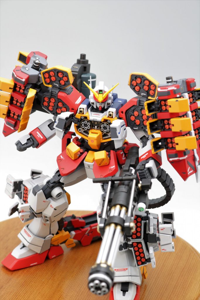 ハッチも裏側はすべてフレームカラーに塗り分けして情報量をあげました。もう二度とやりたくないです。