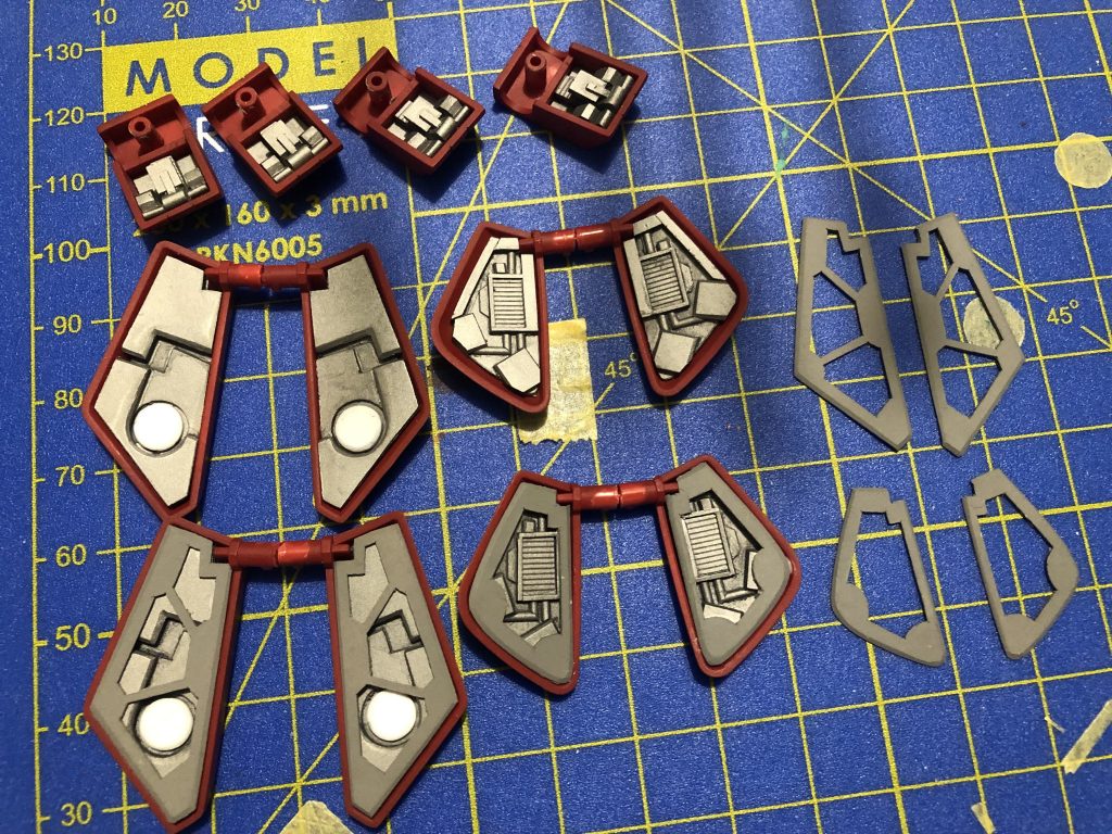 腰アーマーはトラスディテールだけでなく、多層化した内部ディテールをプラ材で作り込んだ物を埋め込みました。サイドアーマーは予備弾倉等追加武装をマウントさせる機構が内部に存在する事を見立てて作ってみました。