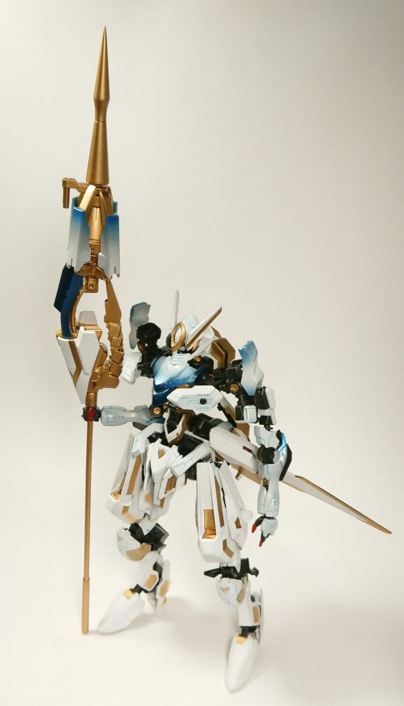 初めは金と黒だけになる予定でしたが、バルバタウロスが出たので黒と赤の反対色の白と青を追加しました。