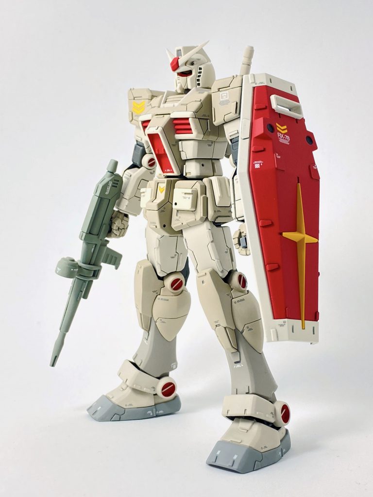 付属の拳パーツは手の甲が薄いので次元ビルドナックルズ角と取り替えました。それはそれで無加工だと不自然だったので、プラ板やモールドを足して見た目を変えています。UVライトを当てる都合上自作デカールを使えず（トナーに蛍光塗料が入っているので）、大物のマーキングはガンダムデカールを切り貼り、小物はハイキューパーツのワンカラーホワイトとグレーを使っています。