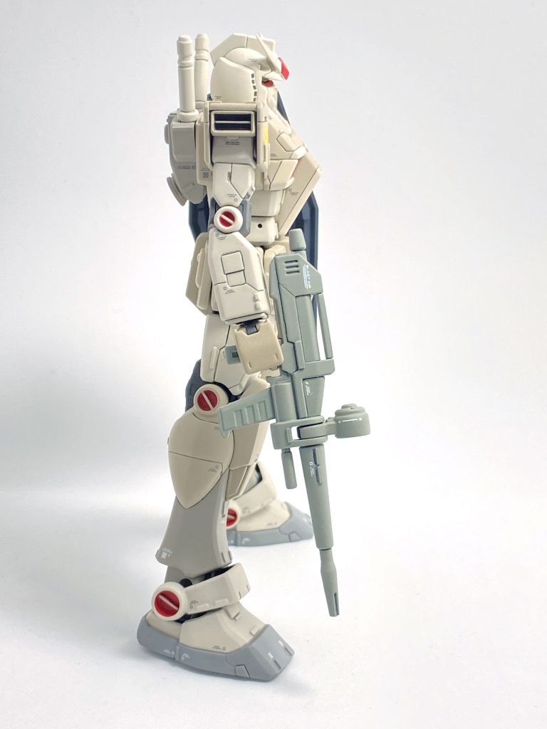 肩口はそのままだとスッキリしすぎていたので、ウェーブのディテールパーツを取り付けました（可動域は少し減ります）。