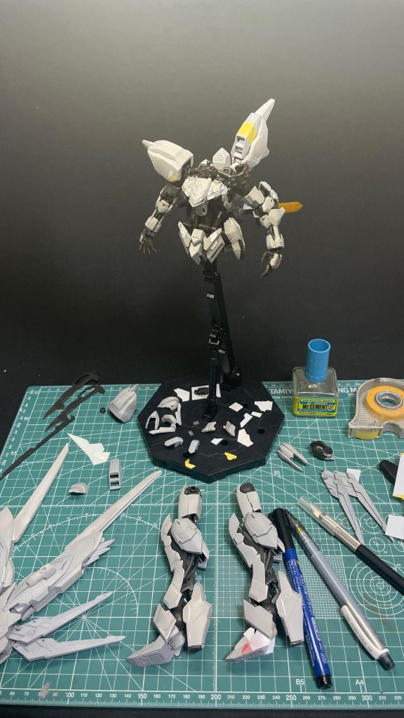 隙間などはプラ板やパテなどで埋めていきます。