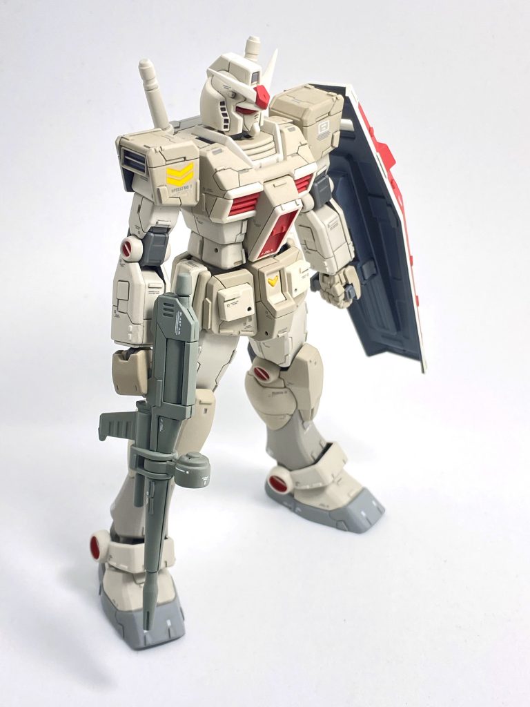 EGガンダムの腕は左右に接続穴が開いているので、シールドの接続部以外はプラ板でフタをして自然に見えるようモールドを彫っています。ライフルのスコープの裏も、同じくディテールパーツを２枚重ねして肉抜き穴を塞ぎつつスコープっぽい形状にしています。