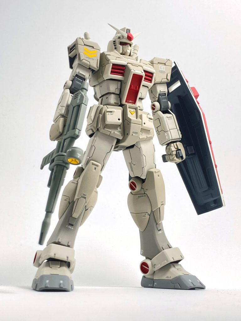 EGガンダムは腰ユニットの底に穴が開いているので、プラ板で平面にしてからウェーブのディテールパーツを接着。こっそり元ネタの同じ場所に付いてるパーツと形を揃えました。元ネタではシールドの裏が黒く塗られていて（カゲの色じゃなくそういう塗装なんだと思いますが）、面白い効果なのでそこもマネしました。