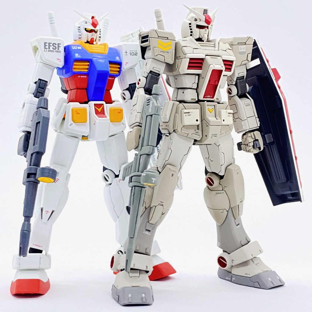 HGなのであまり比較になりませんが、素組み全塗装したHGUC REVIVE版と。並べたときの「EGっぽさ」が減っていれば成功ということに……。以下この機体を教習機ということにしちゃいたい、という意味合いのことを長〜く説明しとりますが、読まなくていいと思います……。自分にとってはこのキットめちゃめちゃ練習になったので「教習機」でちょうどいい、というとこはある。