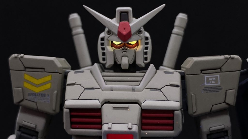 ツインアイは黒地に蛍光クリアーカラーを塗っているので、UVライトで照らすと瞳だけ発光します。通常は暗く消灯状態で、これも元ネタ通り（実物は電池発光ギミックがあったらしいですね）。フェイスはそのままで超イケメンですが、塗装後にムラ無くスミ入れが入るようモールドを注意深く深掘りしています。