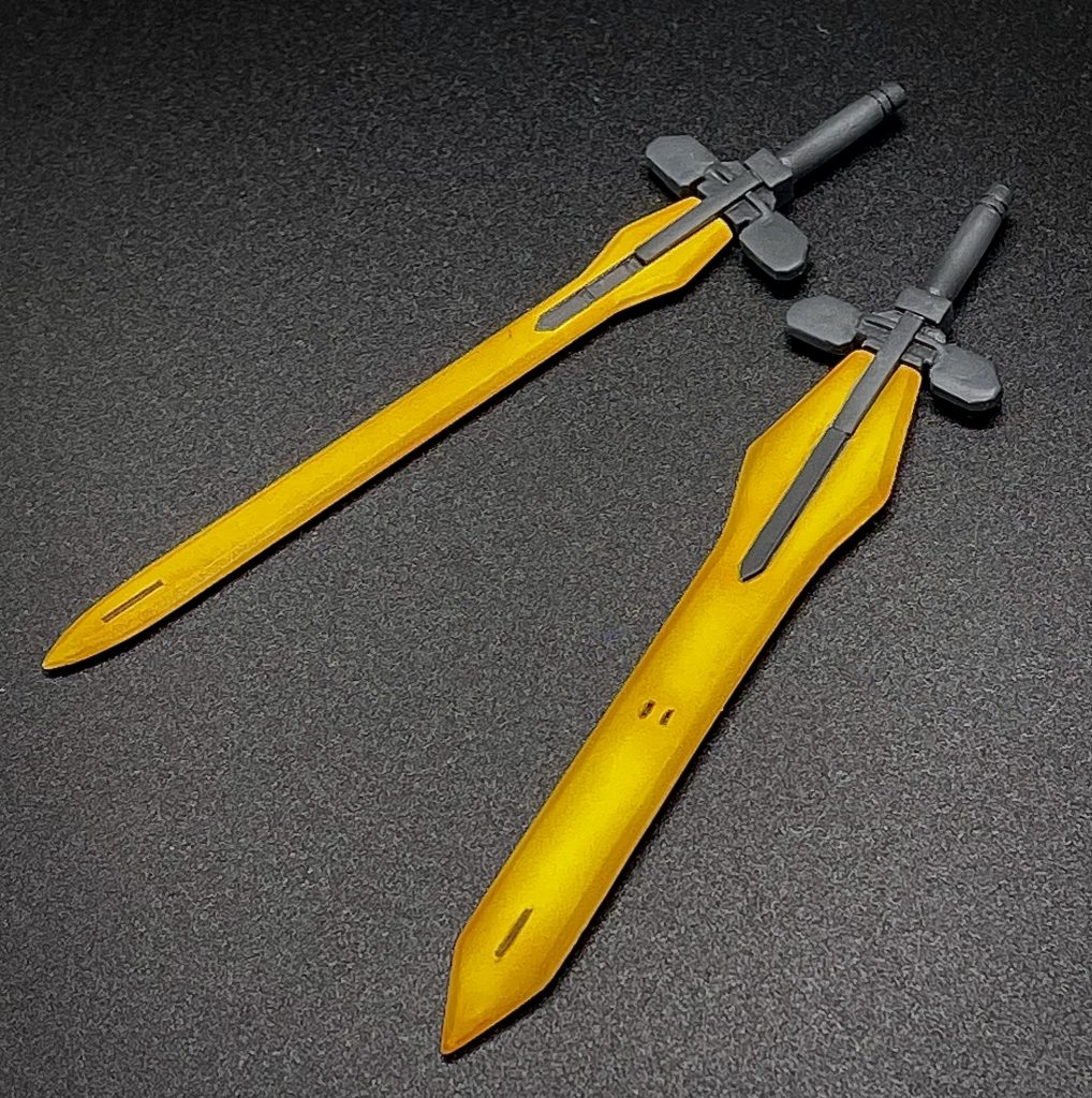 刀身完成。上がキット付属の物。下が作った物です。もはやバエルソードではなくバエル