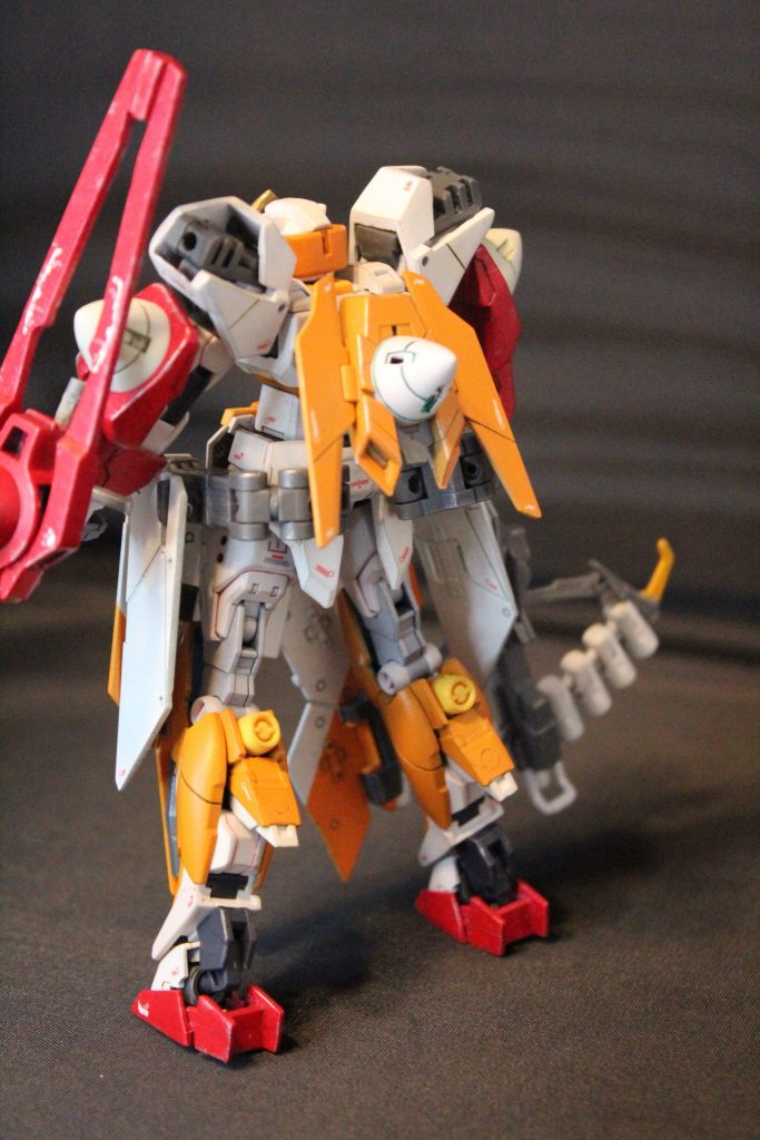 背面ビジュアルはそれほどごつくない脚部アーマーは 木製までの内側(コアガンダム系) 土・天・海の外側(コアガンダムII系)でコアガン足首接続場所の形状が異なるが、太陽なので、当然内側仕様【アースリィを使用】