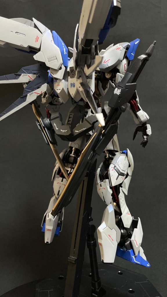 武装は相変わらず二振りの剣です。そのうち一本はTVの終盤でへし折られたので鍛えなおして装備されているという脳内設定です。MGデスティニーのアロンダイトをほぼそのまま持ってきてます。