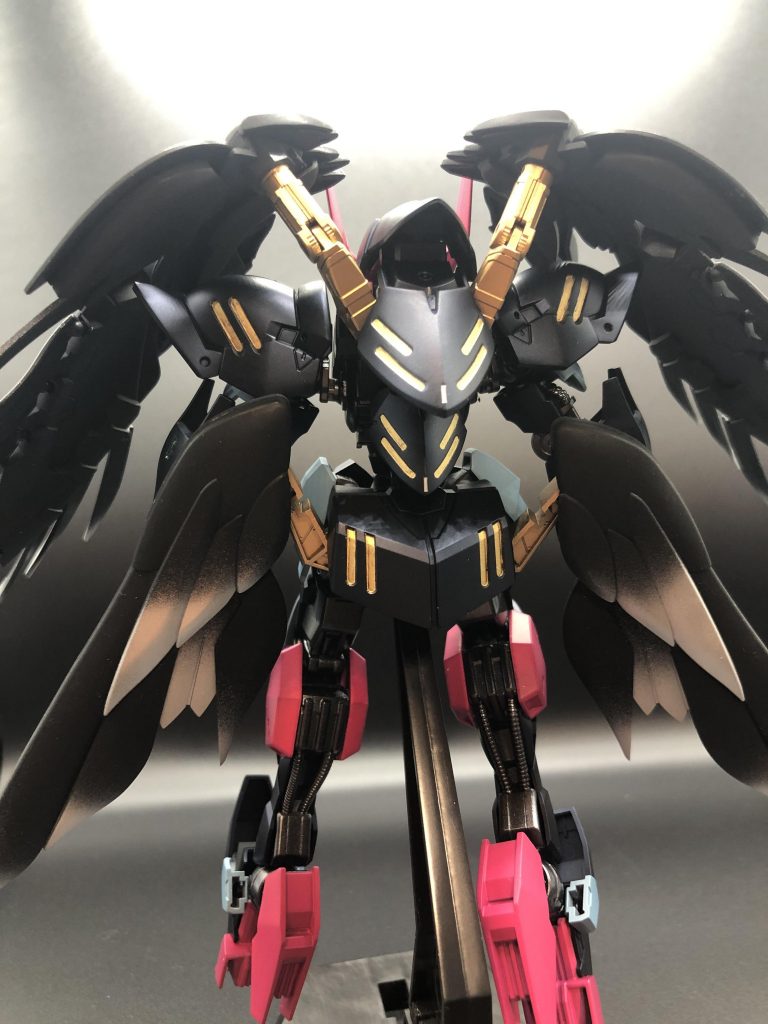 一応、羽根は着脱可能にしてあります。黒バックでバシッと撮ってみたくて、スマホカメラをマニュアルで色々いじったりもしてみたのですが、一番マシだったのが一枚目です。それ以外は暗すぎて何やらよく分からない写真しかとれなかったので、二枚目以降は調整なしでがっつり明るい中で撮影しました。黒い羽根の色が白トビして、実物よりもなんか貧相な感じに……( ;∀;)