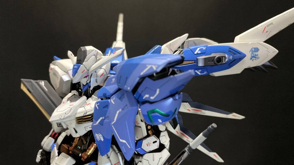 ランスロットsiNの左肩についている「コクーン」をイメージして作ってみました。あちらは追加バッテリーなどの機能があるみたいですがこちらは単純に追加装甲という感じです。