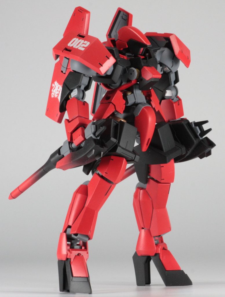 基本的にグレイズリッターですが、肩はレギンレイズ、頭は一般機です。脚部の合わせ目は段落ちモールド化しています。