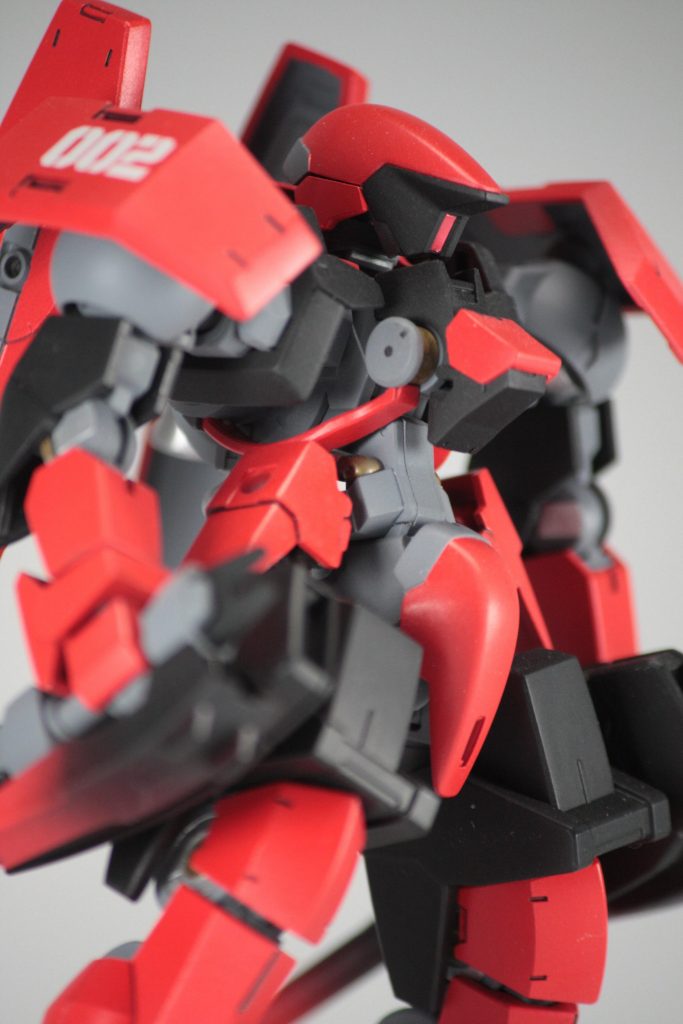 外装は三倍速い感じの赤いカラーリングで仕上げています。