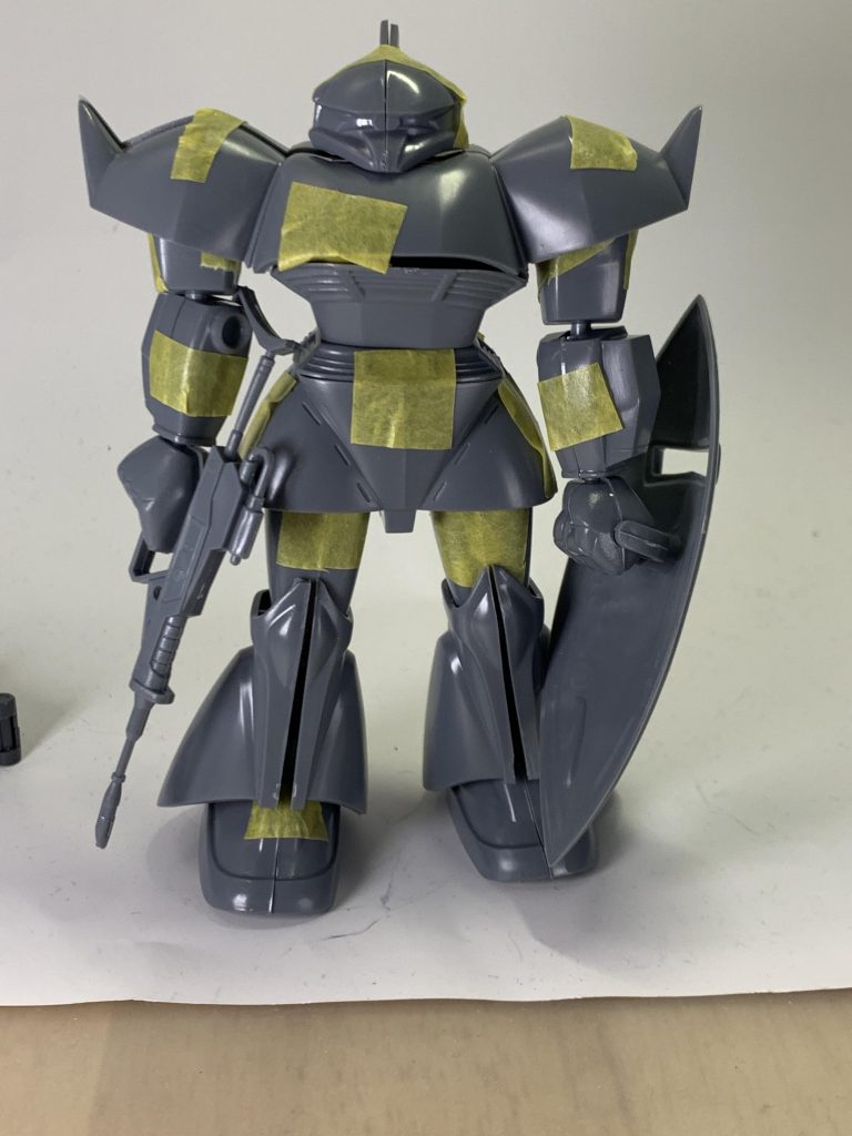 素組み、仮組み。頭が横に大きく、肘関節部がプラプラ。肩アーマーは胴体と繋がっていて、足は後ハメ加工しないと塗装が難しくなるという状態。