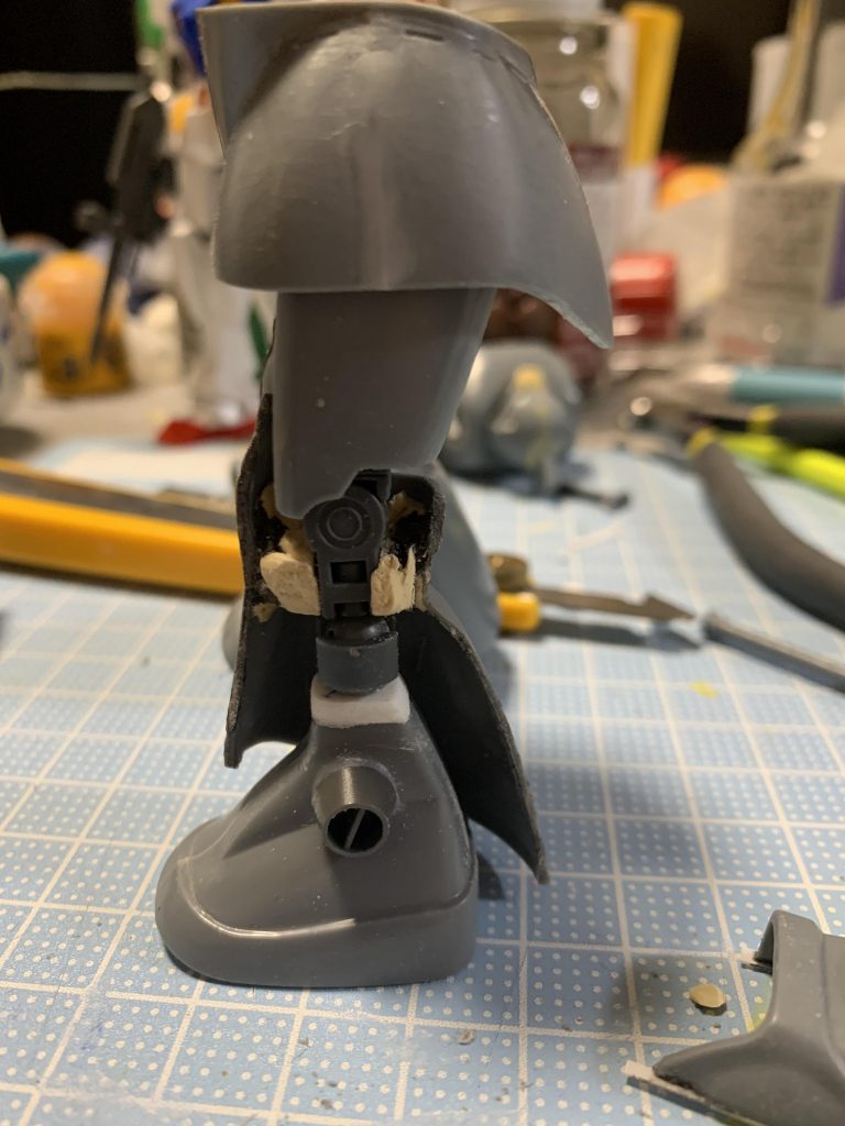 足はこんな感じに。足首の接続部をやめて、膝関節を既製品ジョイントパーツにして、足首とも直接つなぎました。ただ、この方法だと、本来の足首あたりでの可動ではなくなるので、可動範囲が逆に狭くなりました。別の方法の方が良いです。足首の接続部だったところも既製品のディテールアップパーツつけてます。このご接着して、膝の菱形部分をエポパテで大型化。