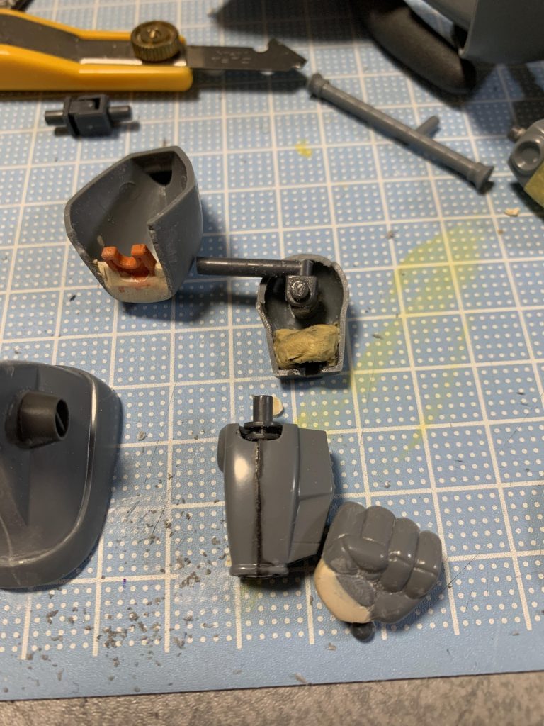 腕はこんな感じに。肩アーマーは30mmのパーツで接続できるように。上腕はポリキャップを仕込んでL字にしたランナーで胴体に接続。上腕と下腕の接続も既製品のジョイントパーツを埋め込みました。手首もボールジョイントに。手の親指部分をパテでボリュームアップ。