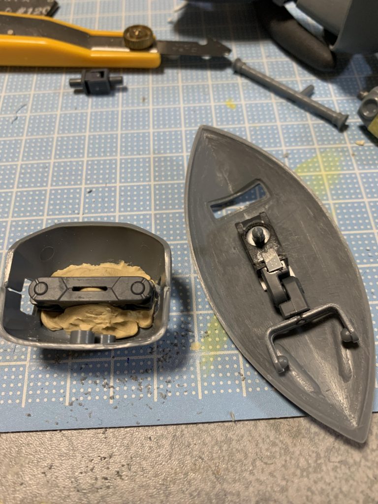 シールド裏と胴体の胸部分を下から。シールドは既製品のジョイントパーツを組み合わせて無理やり持ち手を取り付け。胴体も、アーム状のジョイントパーツをエポパテで無理やり固定。