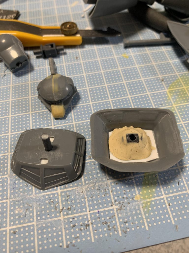 頭部と腹部。頭は接着面を楔状に削って、接着。後頭部部分で2-3mm詰まってます。口？鼻？の部分はエポパテでそれっぽく。トサカ部分は後で接着。腹部は見た通り、ランナーとかで接続できるように加工。