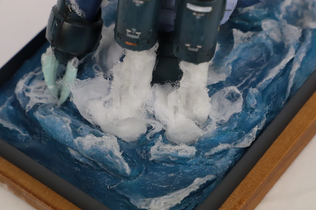 一番こだわって表現したかったのがスクリューから中の水が泡状になって抜ける瞬間の表現ですが、綿と木工用ボンドとジェルメディウムである程度それっぽく仕上げる事が出来たかなと思います。