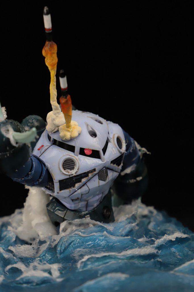 ズゴック自体はYoutubeで見た成形色にガンダムマーカーでウェザリングをしただけの簡単仕上げ。一部スジボリにもトライしましたがなんだか微妙です笑