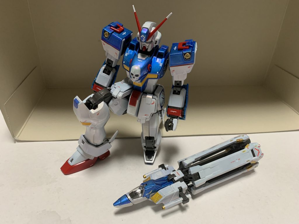 膝立ちは若干きついです。コアファイターもしっかり塗装しましたが、合体を繰り返すと塗装がすごい勢いで剥げていきます・・・。そもそもキツすぎるのでは・・・?