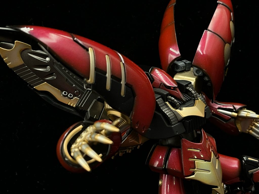 ジオンマークを意識したフロントアーマーがお気に入りです。