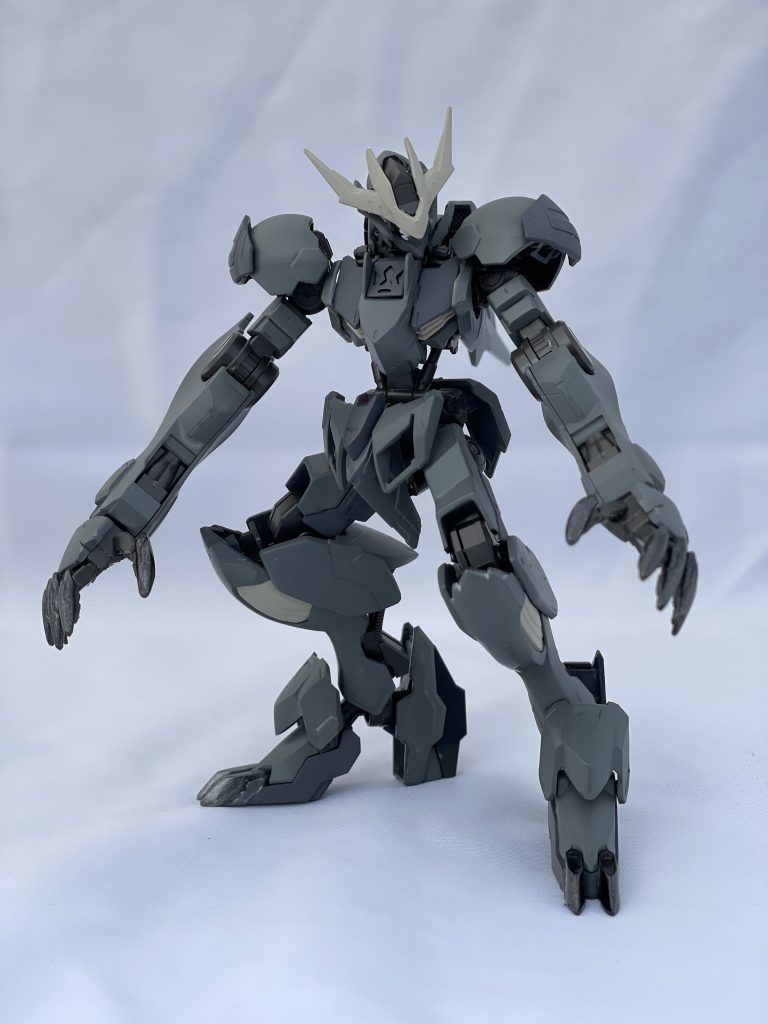 この主役MSらしからぬ形が大好き．爪が素敵すぎるので，武器は要らないかなと．