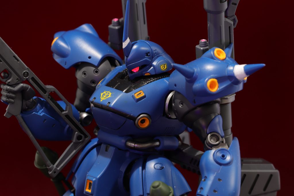 本体です。基本的に全塗装しつつも、半艶で仕上げました。アニメ本編のイメージらしい仕上げになりました。モノアイは蛍光ピンクを塗り、ブラックライトで適宜光らせています。