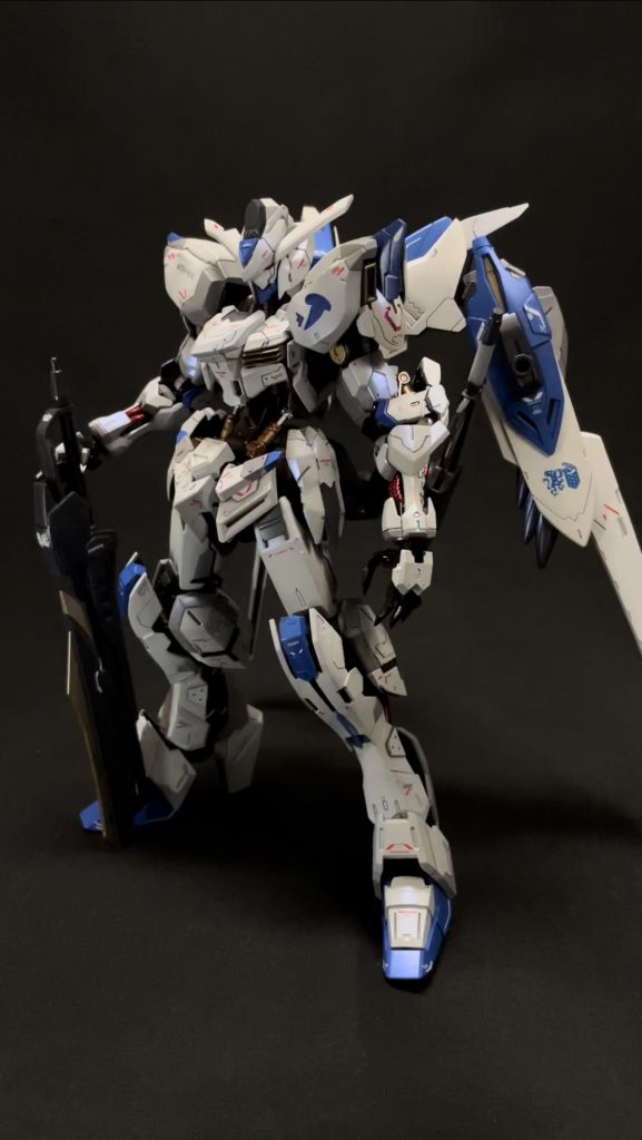 普通の左肩にすることもできます。羽を畳めば自立することも可能です。