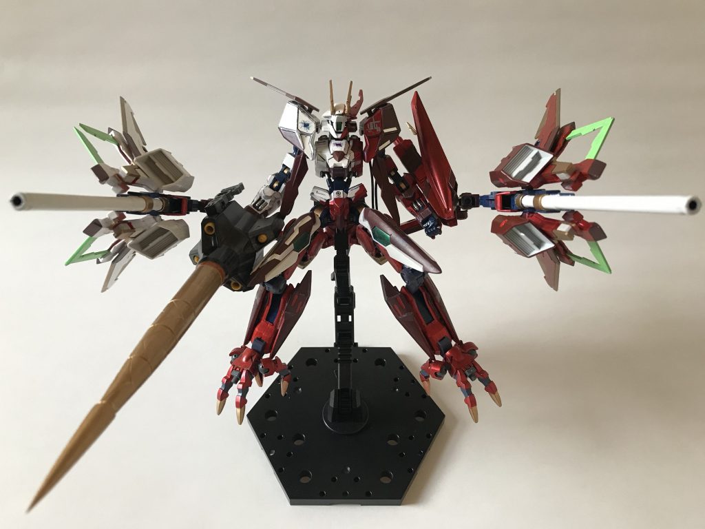 ゼルトザームアームズのバーストランチャーにLBWSmk-3のウイング、オーライザーの大型クラビカルアンテナを組み合わせ、翼に武器を仕込んでいるイメージで製作しました。