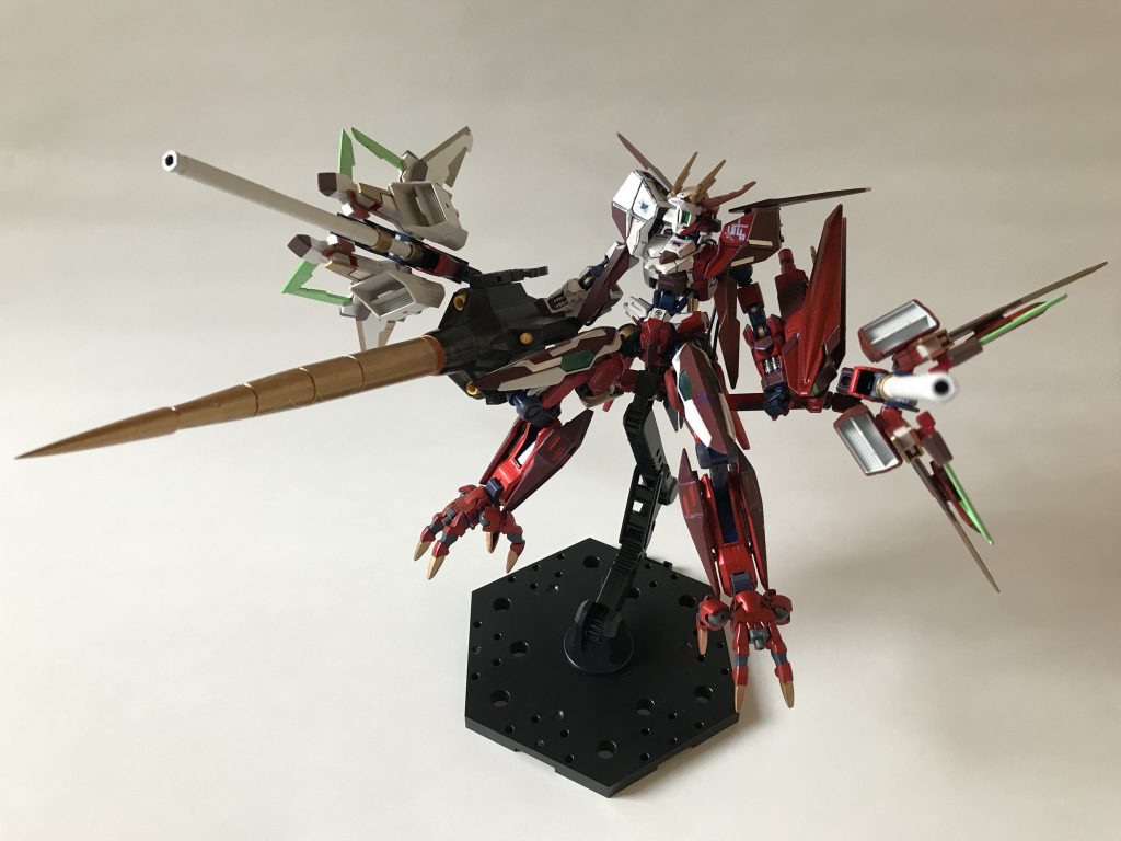 メイン武装その2、ビームランチャー。腰のアームに接続されているのでかなりフレキシブルに動きます。