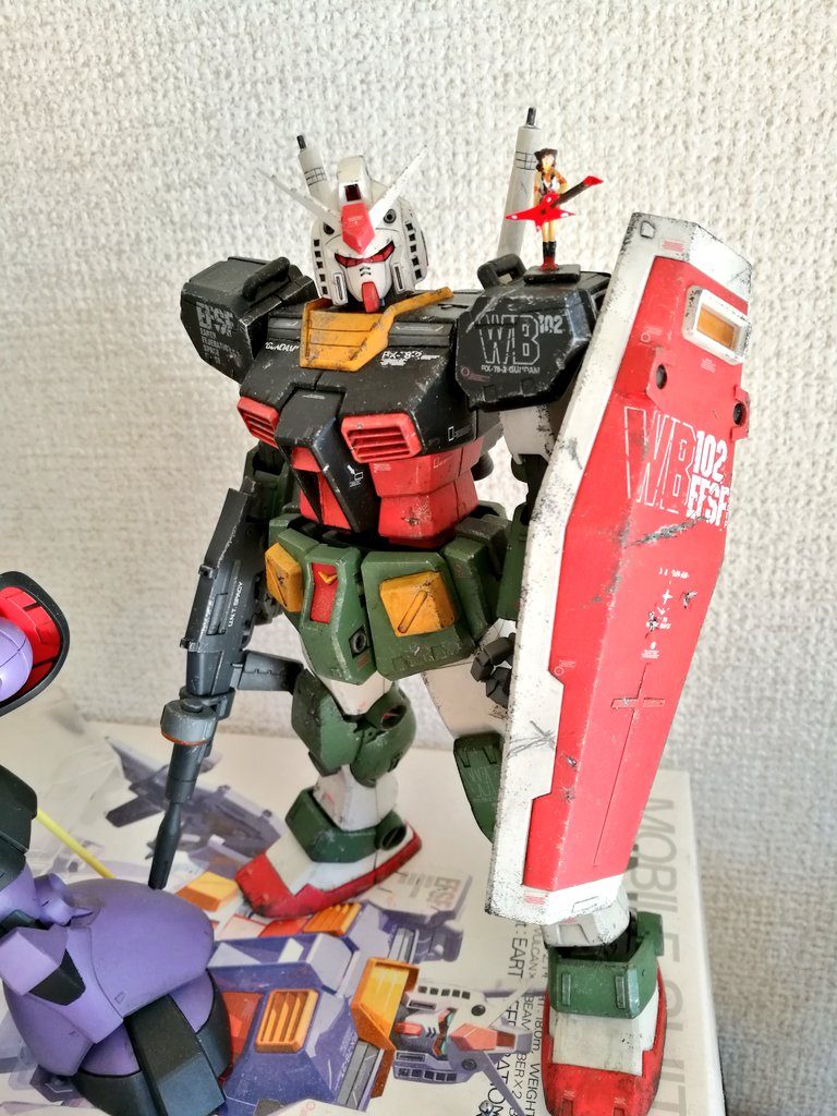 服のシワなどを削って、パテで盛り、塗装でそれっぽく見せています星形の髪(角みたいなの)を大きめに作ることで、作業難度を下げつつ、パット見で香澄だと分かりやすいようにしていますギターはプラ板