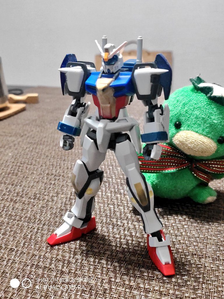 塗装直前。顎を少し削って小顔化したのと、使い回せない胸部、腕部、膝まわりはスクラッチです。