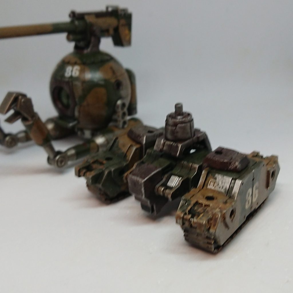 陸戦用ユニットとの接続にポリキャップを仕込む改造で分離可能に。ユニットは余っていた30MMのタンクのクローラーや小型量産機のパーツを適当に組み合わせて。