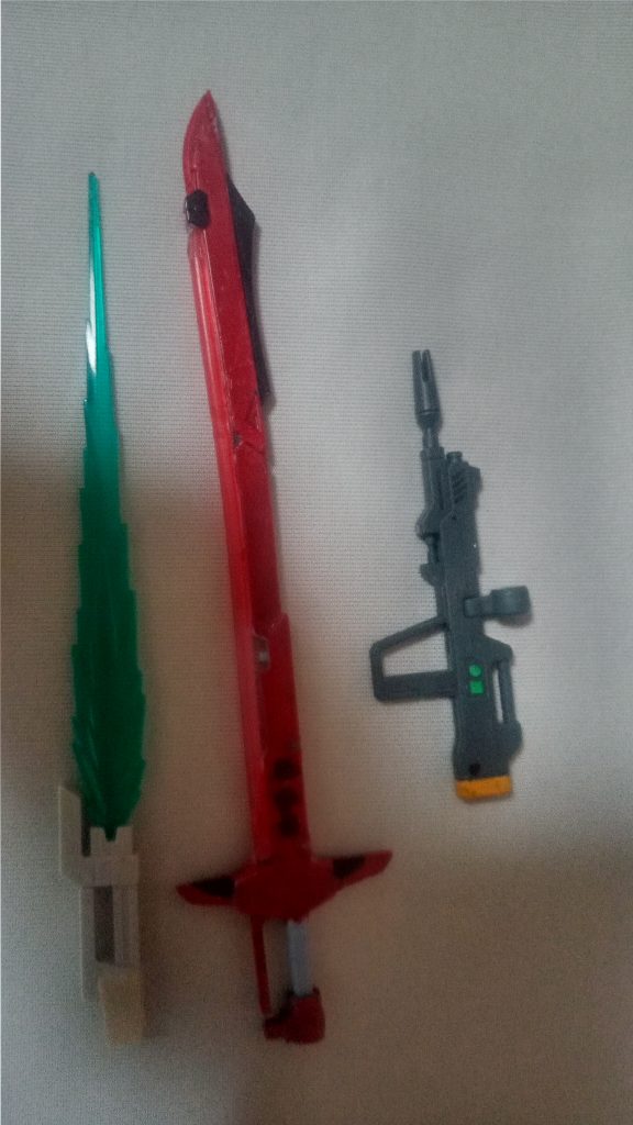 ビームライフルデスティニー、ヘリオスのライフルを強化し、サブグリップを無くしただけのものアロンダイトデスティニーのもののリカラー、旧キットベース巨大ビームサーベルヘリオスのものを流用しつつ、ジョイントを設けることで連結が可能となった。