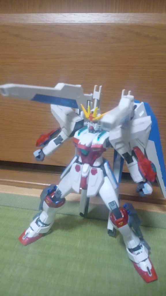 バラエーナ収束ビーム砲フリーダムのものを強化したもの、フルバースト時に干渉するため、マヘス用に機構が変更された。