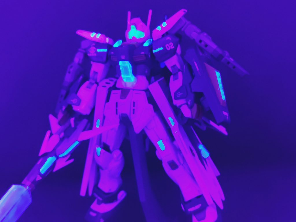 最大出力時は機体各部に搭載されている小型ジェネレーターが発光します。武装性能が上がるだけではなく、本体の機動力も上がります。