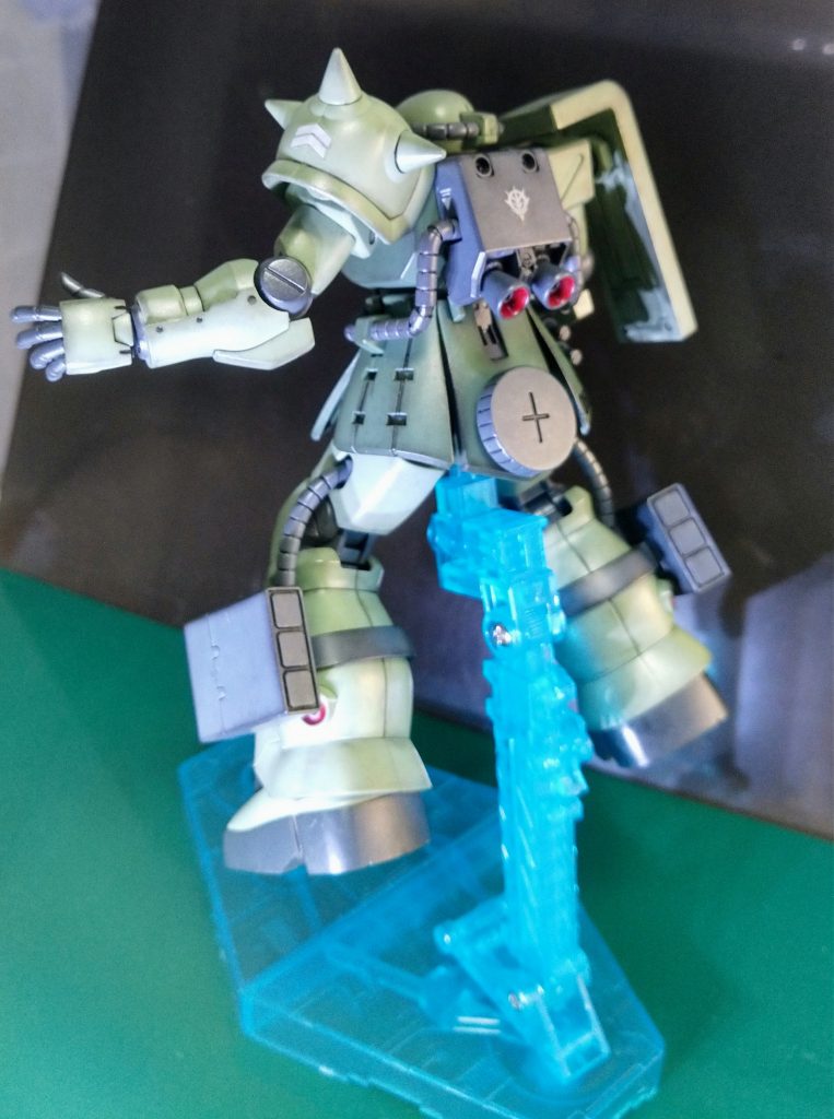 腰に予備マガジン吊るしてるところが、たまらない。ビーム兵器より、ずっと実弾火器のほうが信頼できる。 